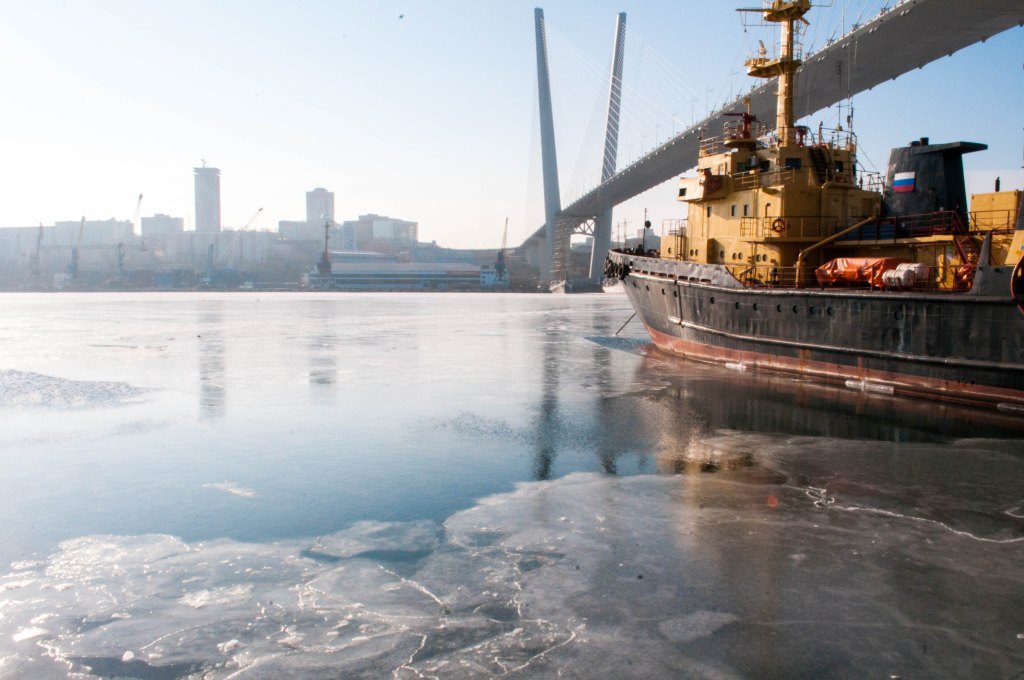 Замерзает ли японское море. Порт Владивосток зимой. Незамерзающий порт Владивосток. Владивосток порт замерз. Владивосток золотой Рог залив зимой.