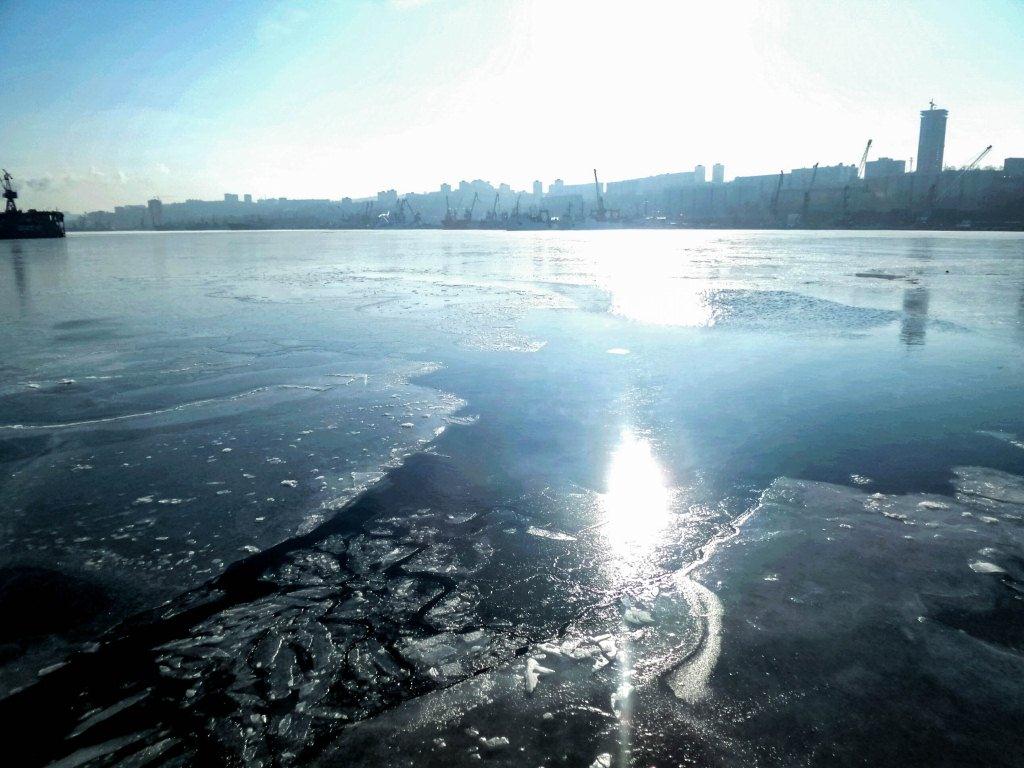 Замерзает ли японское море. Замерзшее море Владивосток. Владивосток во льду. Владивосток замерзающий порт. Лёд во Владивостоке. Море.