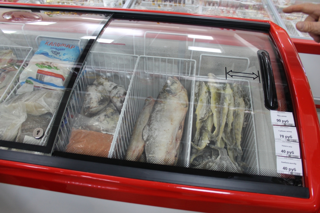 Хранения мороженой рыбы. Рыбная витрина выкладка. Выкладка мороженой рыбы на витрине. Витрина рыбного магазина. Выкладка свежемороженой рыбы.