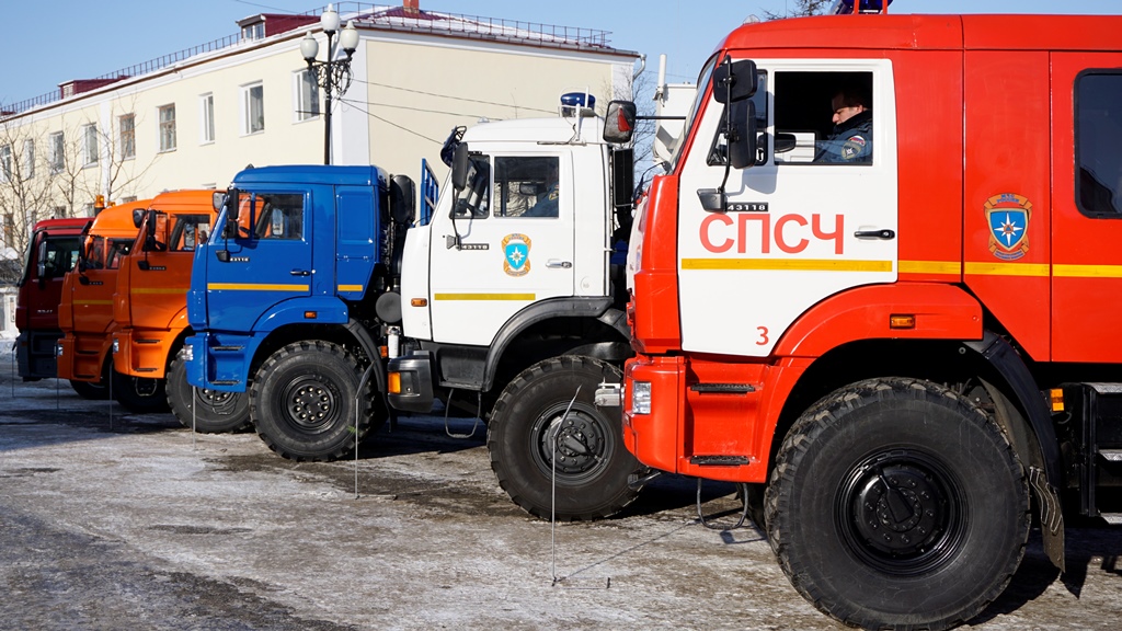 Тендеры на дорожно-коммунальную технику. Ооо камаз. Камаз центр в магадане магазин. Маз камаз. Магадан автосалон 49 регион.